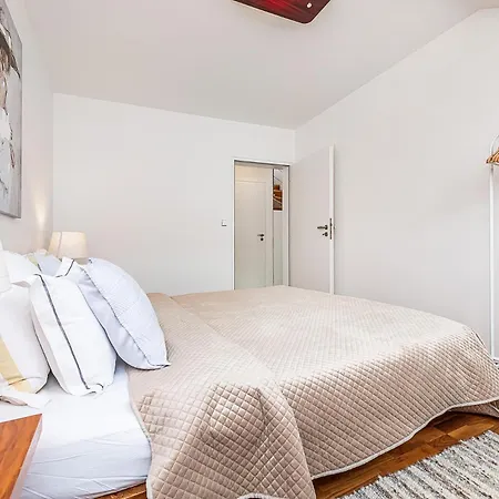 Designer Two-bedroom With Terrace Prága