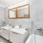 Daire Designer Two-bedroom With Terrace