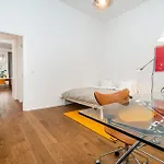 Daire Designer Two-bedroom With Terrace Prag