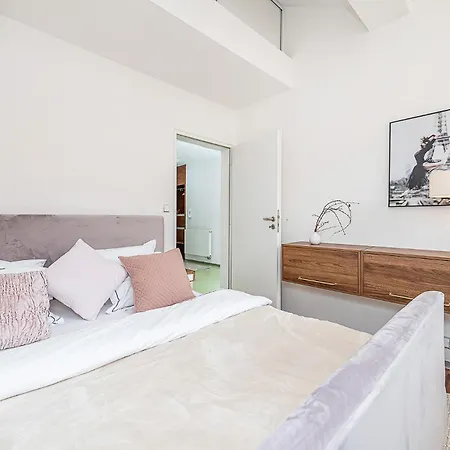 Daire Designer Two-bedroom With Terrace